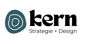 Logo des Unternehmens: links ein dunkelgrüner organischer Kreis mit Rillen, die an einen Fingerabdruck oder Baumringe erinnern. Rechts daneben der Schriftzug "kern"