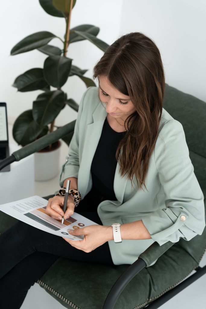 Gründerin Magdalena macht sich Notizen zu einem Projekt