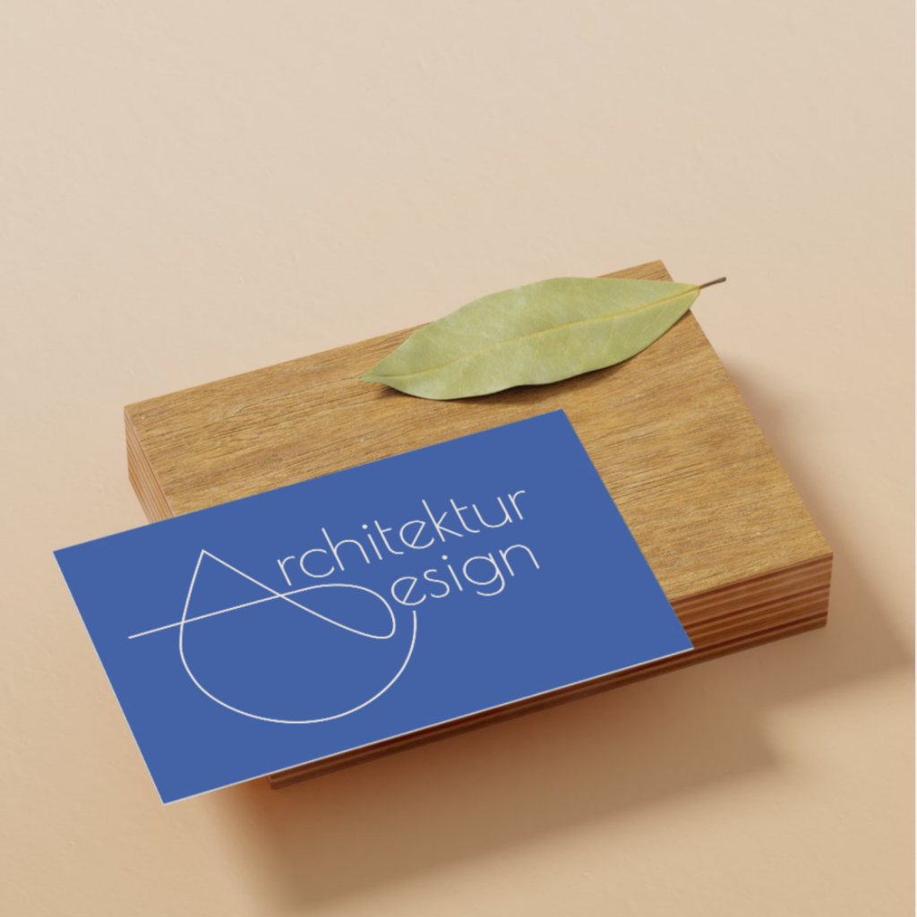 Referenzbild des Logodesigns von Architektur + Design: eine Visitenkarte in Blau mit dem Logo.